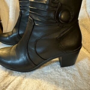 BLACK ANKLE BOOTS WITH SHERRING ON TOP N BUTTON FOR DESIGN ZIPPER SIDE